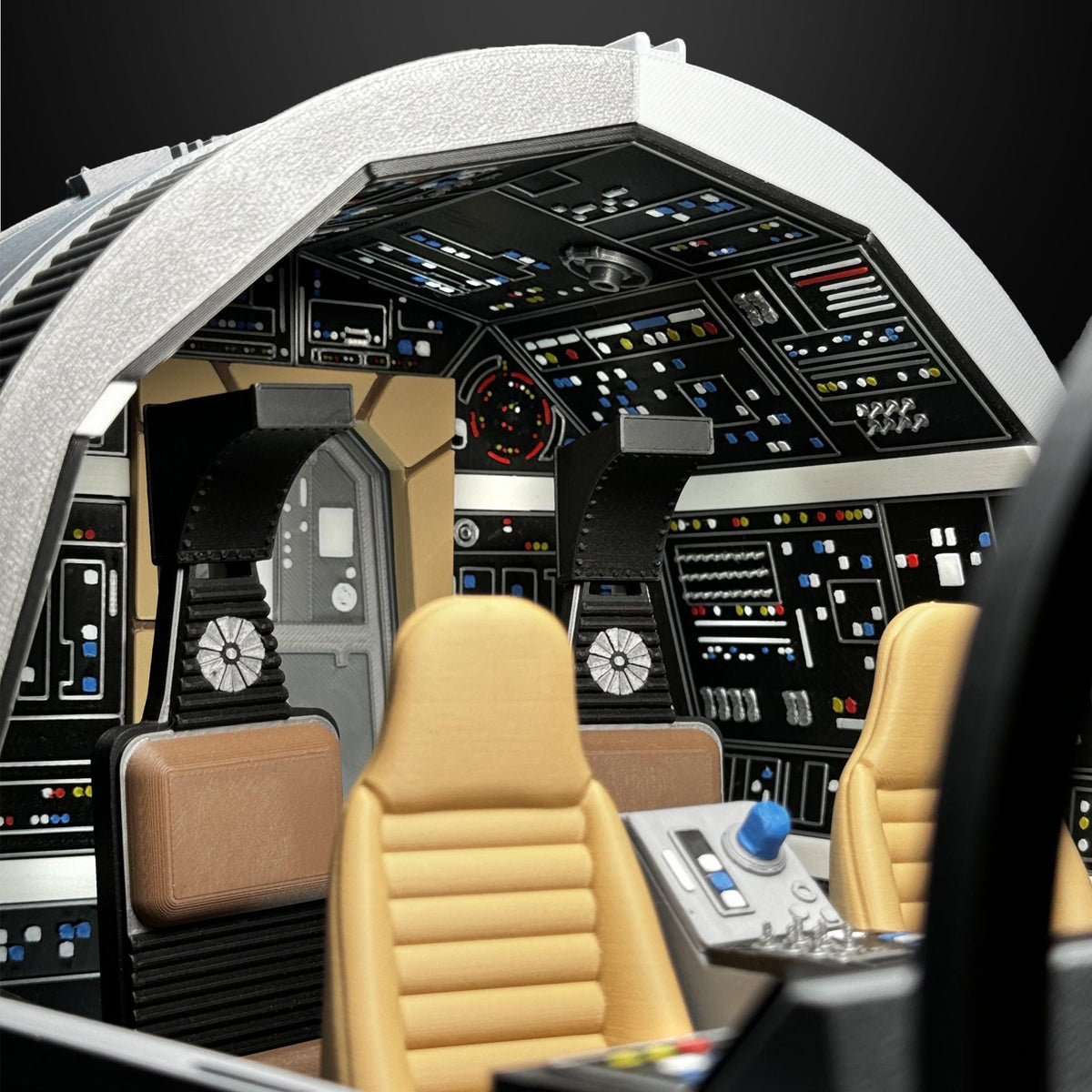 Star Wars Millennium Falcon Cockpit Diorama 1:18 Model Kit - product view 3