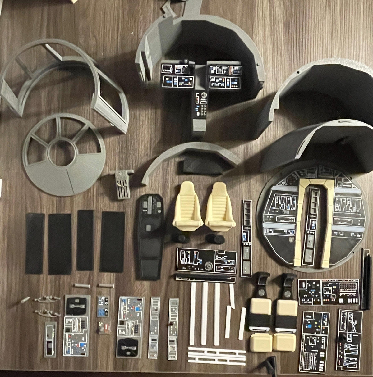 Star Wars Millennium Falcon Cockpit Diorama 1:18 Model Kit - product view 7